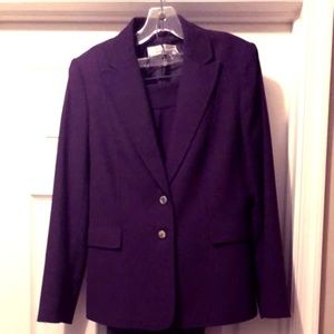 Beautiful purple Tahari 2-piece pant suit